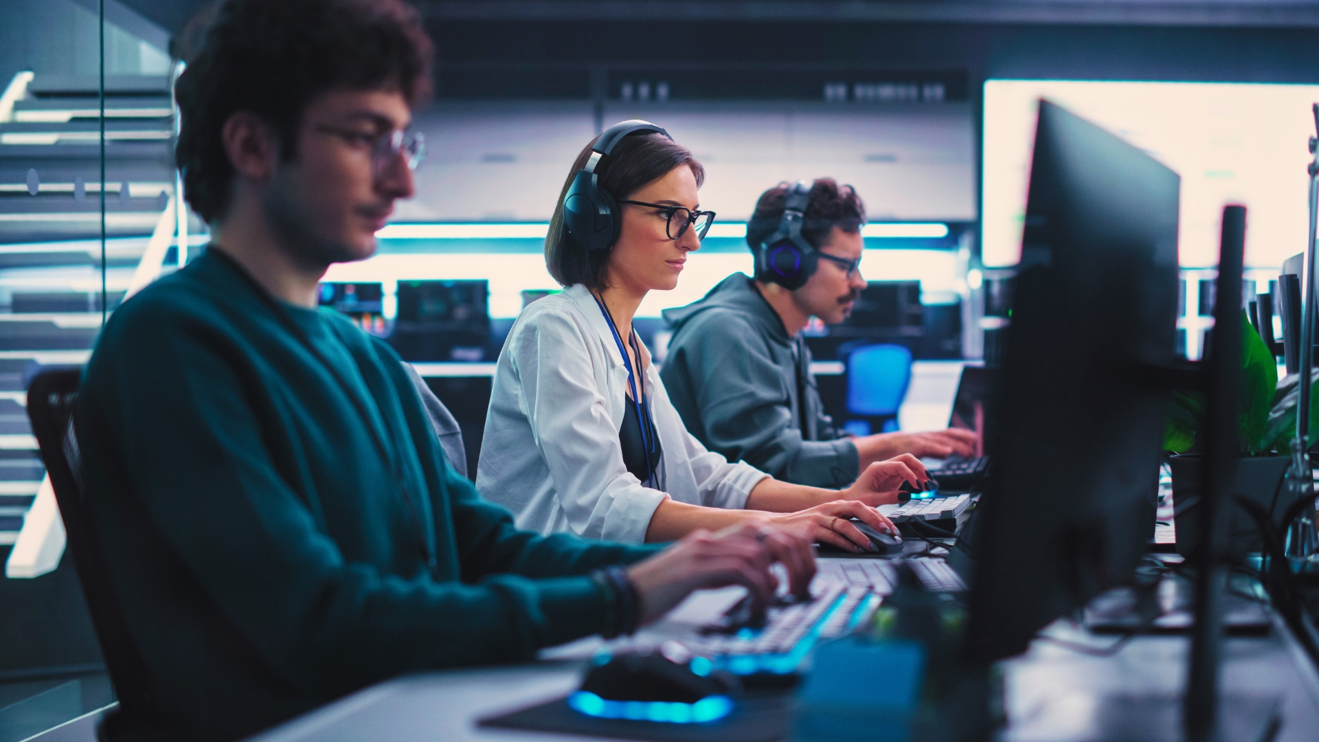 5 ways Managed IT Services can Reduce the Risk of Successful Cyberattacks IT support team working on computers together