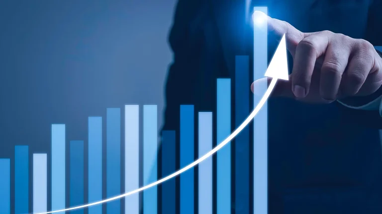 man pointing at a graph going upwards indicating the positive returns on it support investment